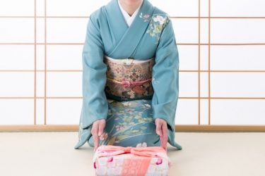 訪問着とは？～絵羽模様が基本の社交着で既婚・未婚問わない着物～【着物の種類と買取⑤】