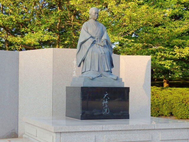 鹿児島県篤姫の着物姿の像